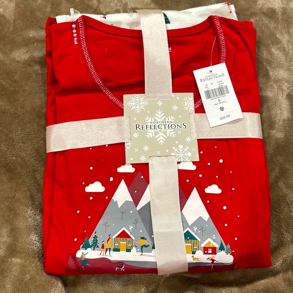Northern Reflections Sleepwear set in a size small